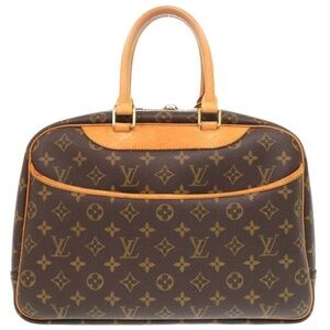 Louis vuitton really popular and stylish dueaville bag plenty of room perfect 😍